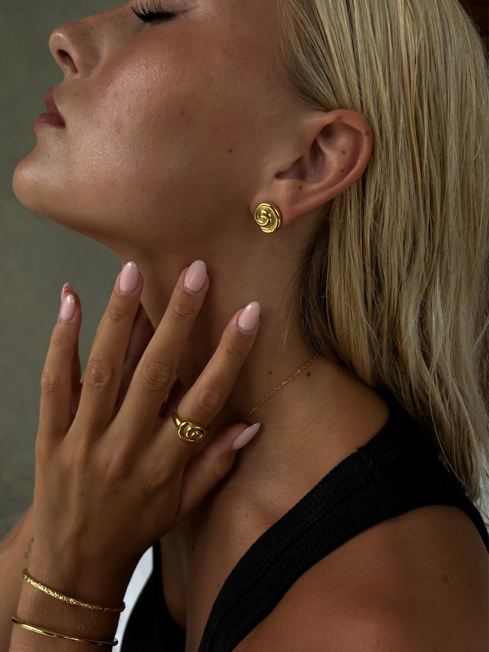 Mini Swirl Earrings golden