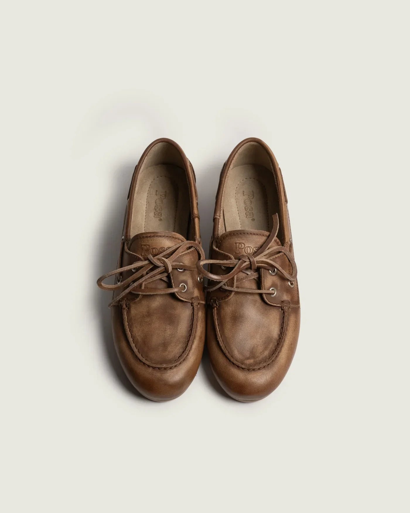 Boat Loafer Brushed Brown von Posa von oben: Lederpaar mit sichtbarer Posa-Prägung und gebundener Schnürung.