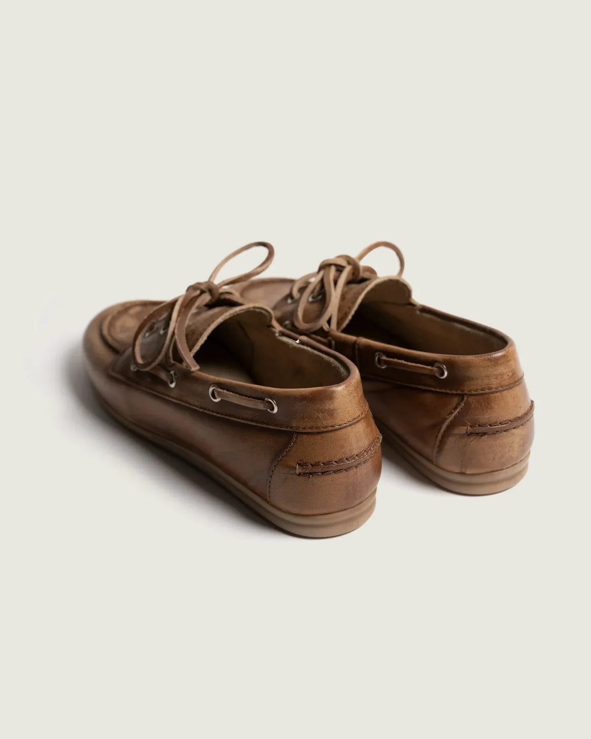 Rückansicht des Boat Loafer Brushed Brown von Posa: braunes Lederpaar mit Fersenpartie und Schnürung.