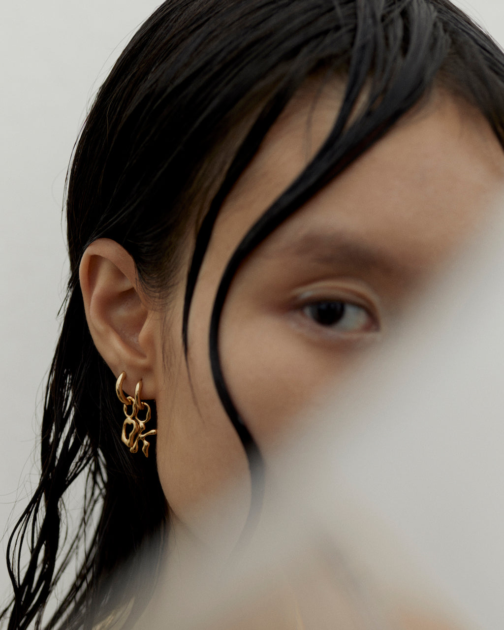 Fluent Letter E Charm Earring Gold