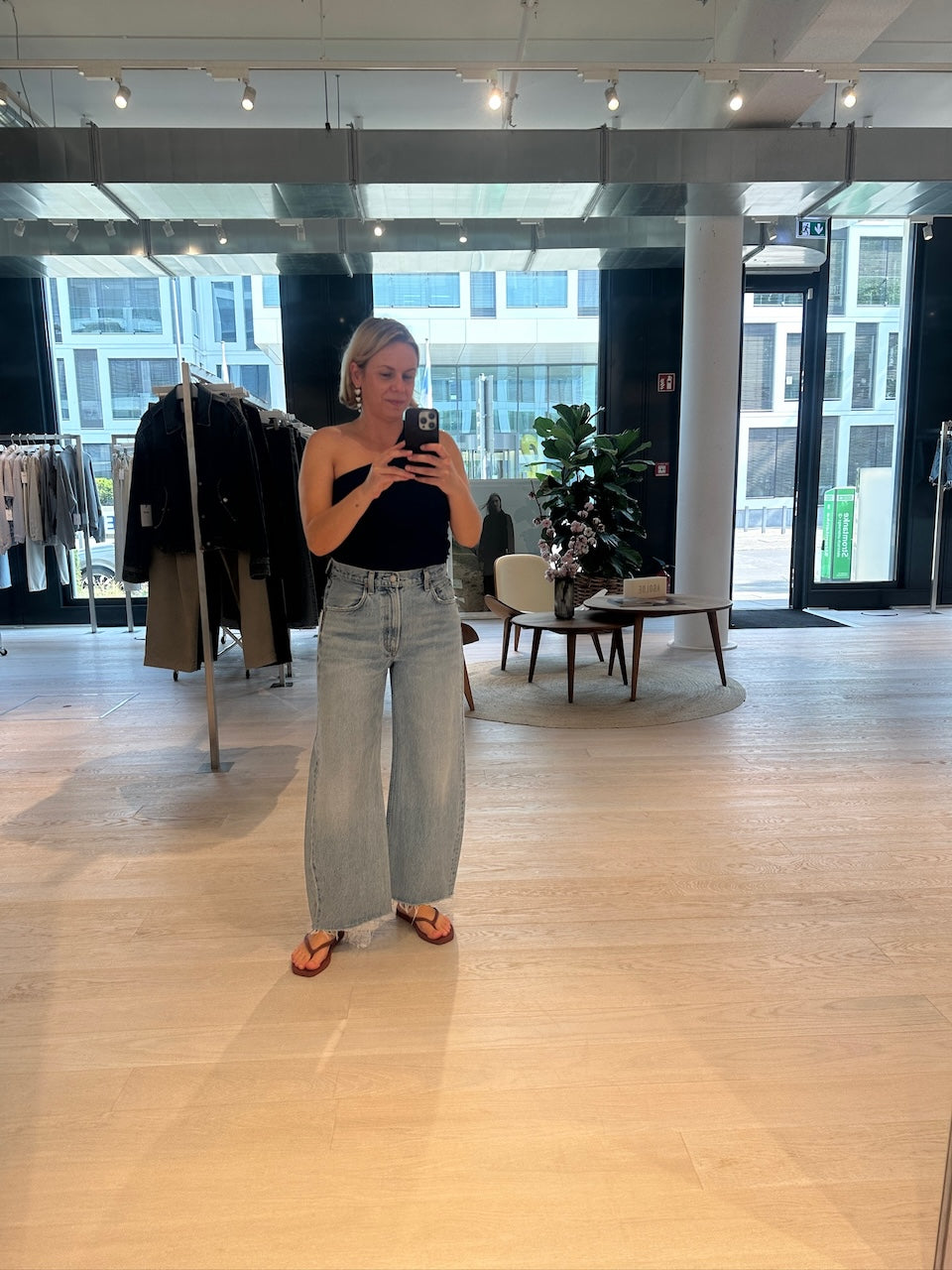 Low Curve Fray Jeans force