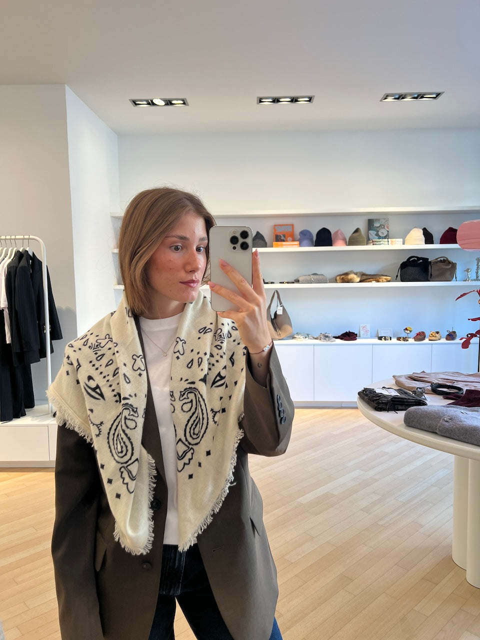 Medium Cashmere Paisley Bandana ecru