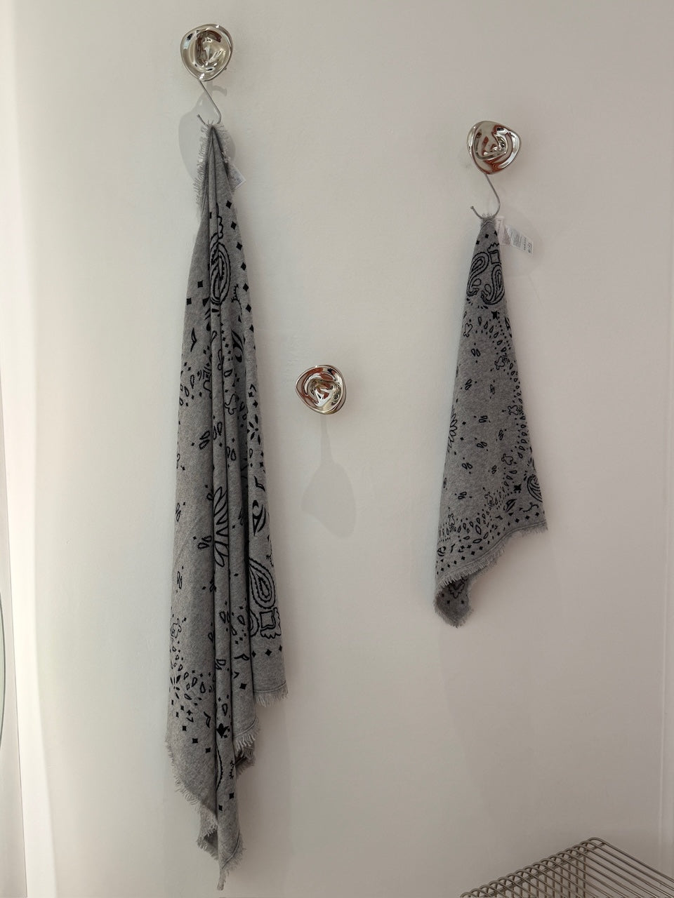 Medium Cashmere Paisley Bandana grey