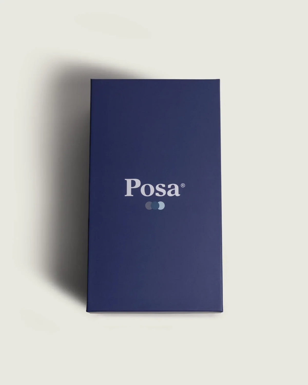 Geschlossene dunkelblaue Schuhbox von Posa mit weißem Markenschriftzug, ohne sichtbares Schuhpaar.